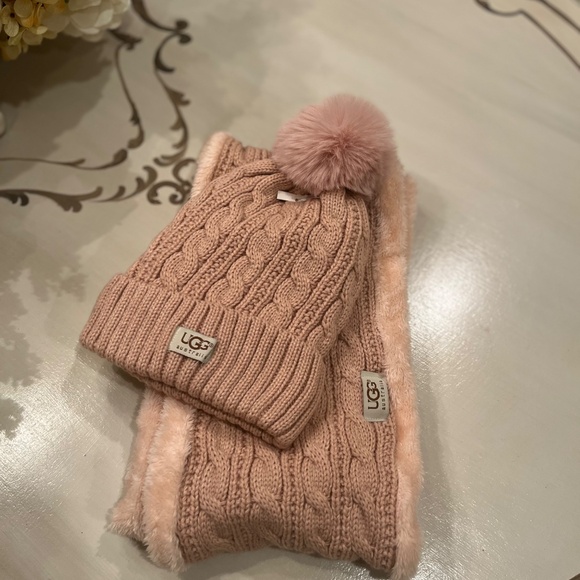 - UGG Winter pinky peach pom pom hat infinity scarf  glove set NWT - Picture 4 of 7